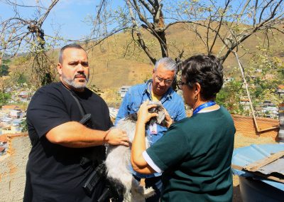Cadela é resgatada de situação de maus-tratos após denúncia de moradores em Nova Iguaçu