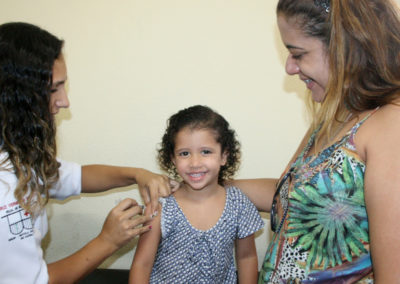 Primeiro dia de vacinação contra sarampo e paralisia infantil é um sucesso em Nova Iguaçu