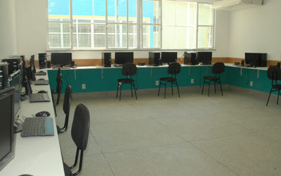 Moradores comemoram inauguração de escola em Papelândia