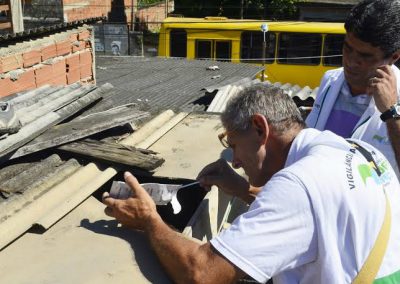 Prefeitura de Nova Iguaçu caça mosquito da dengue de casa em casa na periferia