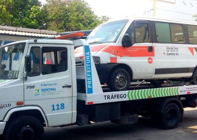 SEMTMU apreende van que fazia lotada sem autorização em Nova Iguaçu