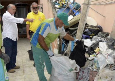 Toneladas de lixo escondia o Aedes aegypti em casa classe média do bairro Monte Líbano