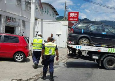 Prefeitura de Nova Iguaçu multa 95 veículos estacionados em calçadas dos bairros Vila Nova e Prata