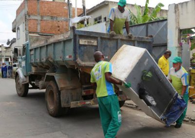 Dengue: prefeitura retira mais toneladas de lixo de imóvel no bairro Santa Eugênia