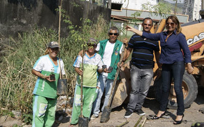 Prefeitura planta mudas de árvores e limpa valão em Santa Eugênia