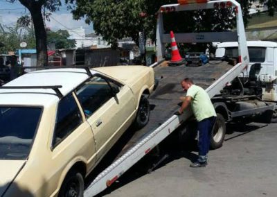 Prefeitura multa veículos e reboca carros durante operação