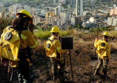 Agentes da Guarda Ambiental de Nova Iguaçu combatem incêndio na Serra de Madureira