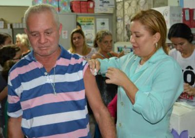 Dezenas de pessoas foram vacinadas na Secretaria de Educação