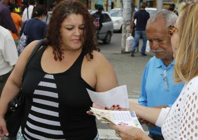 Nova Iguaçu faz panfletagem sobre Abuso e Exploração Sexual Contra Crianças e Adolescentes