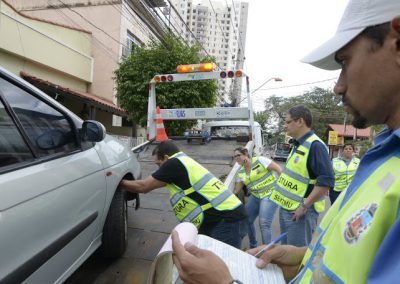 Prefeitura de Nova Iguaçu reboca veículos no primeiro dia da operação Choque de Ordem