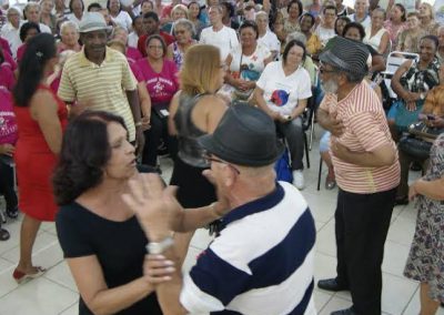 Caminhada em Nova Iguaçu alerta para violência contra idosos