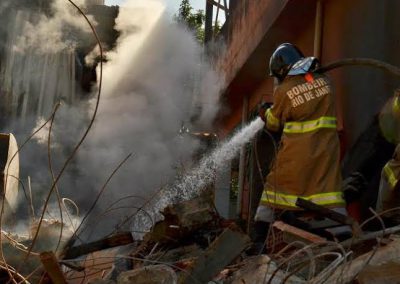 Incêndio destrói casa no bairro Rodilândia, em Nova Iguaçu