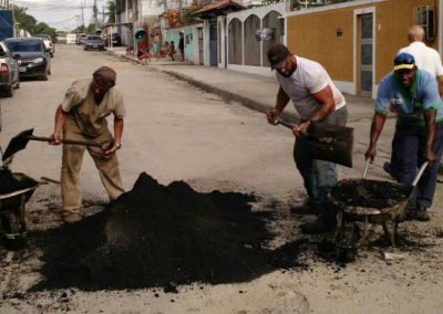 Prefeitura realiza operação tapa-buraco em ruas de Nova Iguaçu