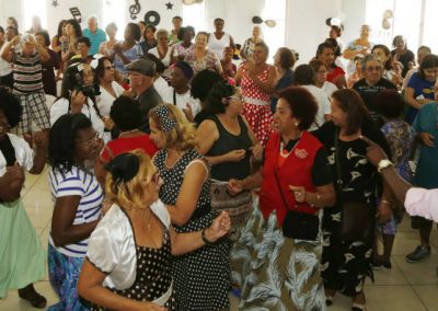 Idosos de Nova Iguaçu comemoram seu dia com dança