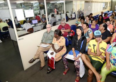 Contribuintes lotam guichês para quitar dívidas com a prefeitura de Nova Iguaçu