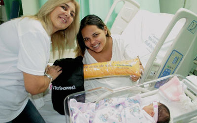 Mães da Maternidade Mariana Bulhões recebem almofadas decorativas de presente
