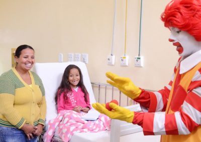 Hospital da Posse recebe visita do embaixador da alegria