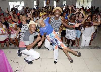 Idosos de Nova Iguaçu participam de baile de carnaval do Esmuti