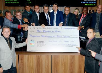 Prefeitura de Nova Iguaçu recebe cheque de R$ 2 milhões da Câmara de Vereadores