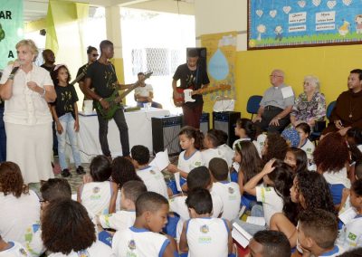 Bispo Dom Luciano visita escola municipal em Nova Iguaçu