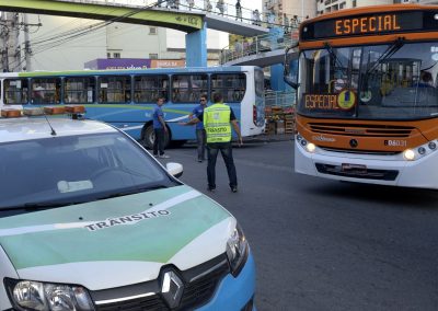 Prefeitura orienta motoristas de vans e ônibus na Rua Bernardino de Melo, no Centro