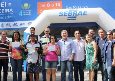 Microempreendedores recebem alvará de licença para estabelecimento em evento na cidade