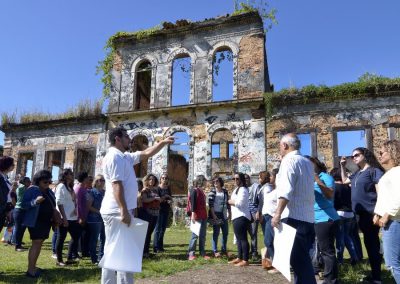 Professores da rede municipal participam de aula de campo em pontos históricos de Nova Iguaçu
