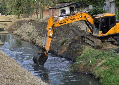 Rios e canais de Nova Iguaçu são limpos para evitar enchentes no verão