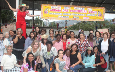 Mulheres em tratamento contra o câncer de mama participam do Arraiá das Poderosas