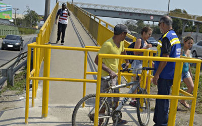 Nova Dutra instala curral em passarela para impedir ataques de motoqueiros