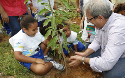 Nova Iguaçu reúne crianças no plantio de árvores