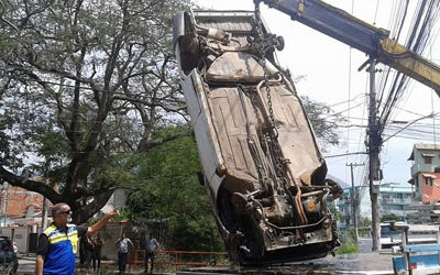 Defesa Civil retira carcaça de carro em valão de Santa Eugênia