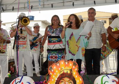 Filha de Dalva de Oliveira abre carnaval de Nova Iguaçu e faz mais de 500 idosos caírem na folia
