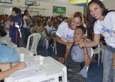 Moradora de rua se emociona ao ganhar casa em sorteio da Prefeitura de Nova Iguaçu