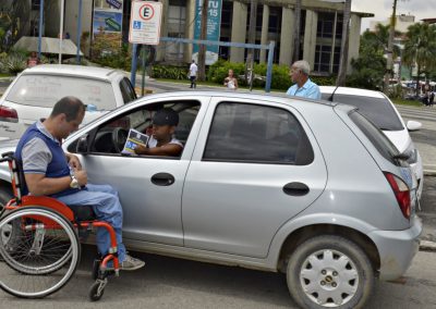 Prefeitura multa e reboca quem estacionar em vaga de deficiente