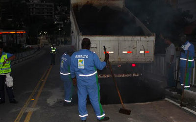 Nova Iguaçu fecha buraco no viaduto e trânsito é restabelecido