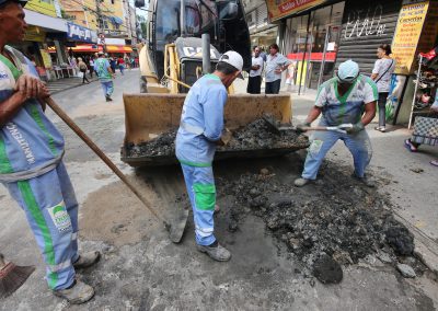 Nova Iguaçu realiza obras em Rua do Centro e em Comendador Soares