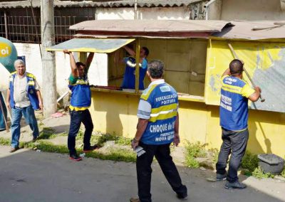 Prefeitura retira trailer abandonado na Posse