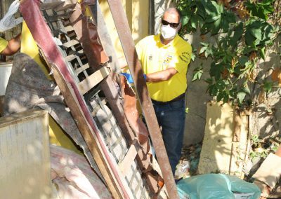 Prefeitura retira toneladas de lixo em residência no Ponto Chic