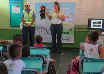 Alunos de Nova Iguaçu assistem palestras durante a Semana Nacional do Trânsito