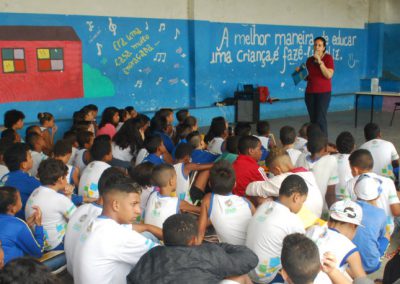 Estudantes participam de manhã de autógrafos na Escola Newton de Barros