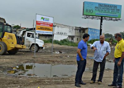 Prefeitura finca primeira placa de advertência
para tomar terreno abandonado em Nova Iguaçu