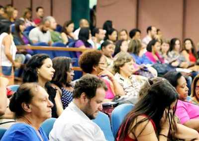 Nova Iguaçu capacita professores para jovens e adultos