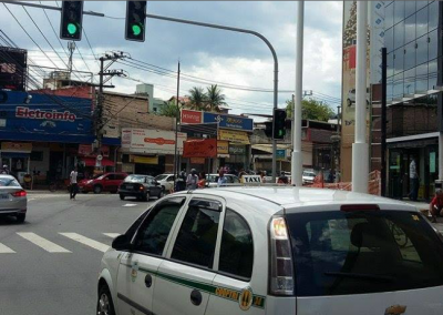 Nova Iguaçu instala semáforos de led em frente ao Top Shopping