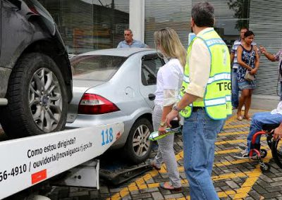 Prefeitura vai às ruas e multa para garantir vagas de idosos e deficientes em Nova Iguaçu