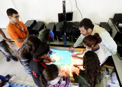 Defesa Civil e UERJ apresentam Simulador de Fenômenos Naturais para alunos da Cerâmica