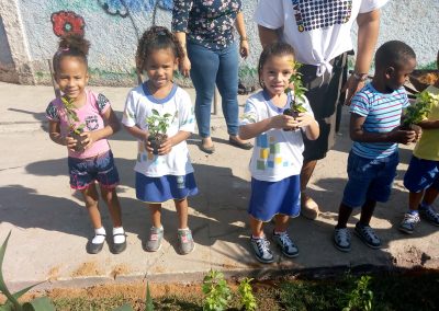 Projeto Cuidando do Nosso Espaço transforma locais utilizados como lixeiras em jardins