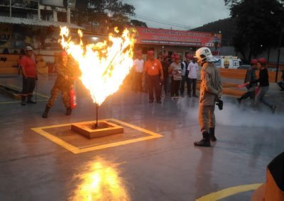 Voluntários e agentes públicos de Nova Iguaçu recebem treinamento para prevenção e combate a incêndios