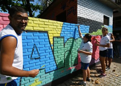 Criatividade nos muros de escola para alunos especiais de Nova Iguaçu