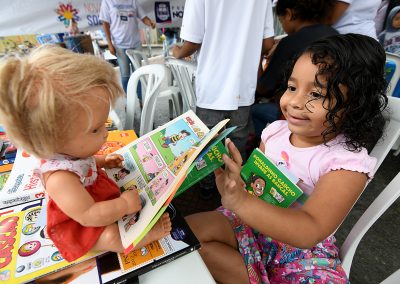Cerca de dois mil livros doados em ações sociais